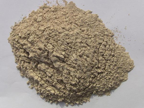礬土性質(zhì) 礬土主要成分是氧化鋁，為煉鋁和耐火材料的主要原料。白色或灰白色，因含鐵而呈褐黃或淺紅色。密度3.45g/cm3，硬度1～3，不透明，質(zhì)脆。極難熔化，不溶于水，能溶于硫酸、氫氧化鈉溶液。 地區(qū)分布 中國鋁土礦資源比較豐富，在全國18個省、自治區(qū)、直轄市已查明鋁土礦產(chǎn)地205處，其中大型產(chǎn)地72處（不包括臺灣），主要分布在山西、山東、河北、河南、貴州、四川、廣西、遼寧、湖南等地。 投資前景 1.可用于煉鋁工業(yè)。用于國防、航空、汽車、電器、化工、日常生活用品等。 2.可用于精密鑄造。礬土熟料加工成細粉做成鑄模后精鑄。用于軍工、航天、通訊、儀表、機械及醫(yī)療器械部門。 3.可用于耐火制品。高鋁礬土熟料耐火度高達1780℃，化學(xué)穩(wěn)定性強、物理性能良好。 4.硅酸鋁耐火纖維。用于鋼鐵、有色冶金、電子、石油、化工、宇航、原子能、國防等多種工業(yè)，消防人員可用耐火纖維布做成衣服。 5.制造礬土水泥、研磨材料、陶瓷工業(yè)以及化學(xué)工業(yè)可制鋁的各種化合物。 鋁礬土磨粉制備 鋁礬土粉是選用煅燒過的熟鋁礬土礦石用雷蒙磨加工制成的細粉，粒度通常為100目-325目，在耐火材料行業(yè)得到了廣泛的應(yīng)用。通常加工的流程為先經(jīng)顎式破碎機進行破碎，然后篩分進入鋁礬土雷蒙磨或鋁礬土超細磨粉機中，進行鋁礬土粉制備，使其應(yīng)用更加廣泛。