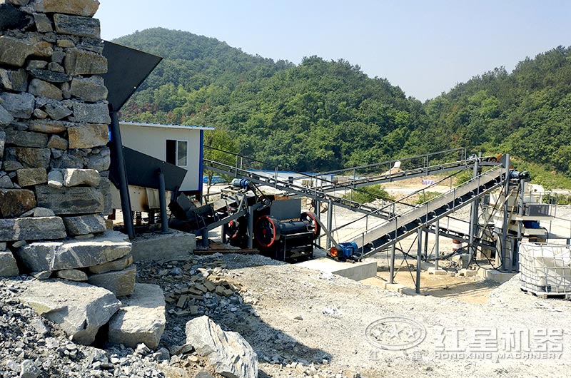 顎式細(xì)破碎機破碎現(xiàn)場，搭配制砂機使用